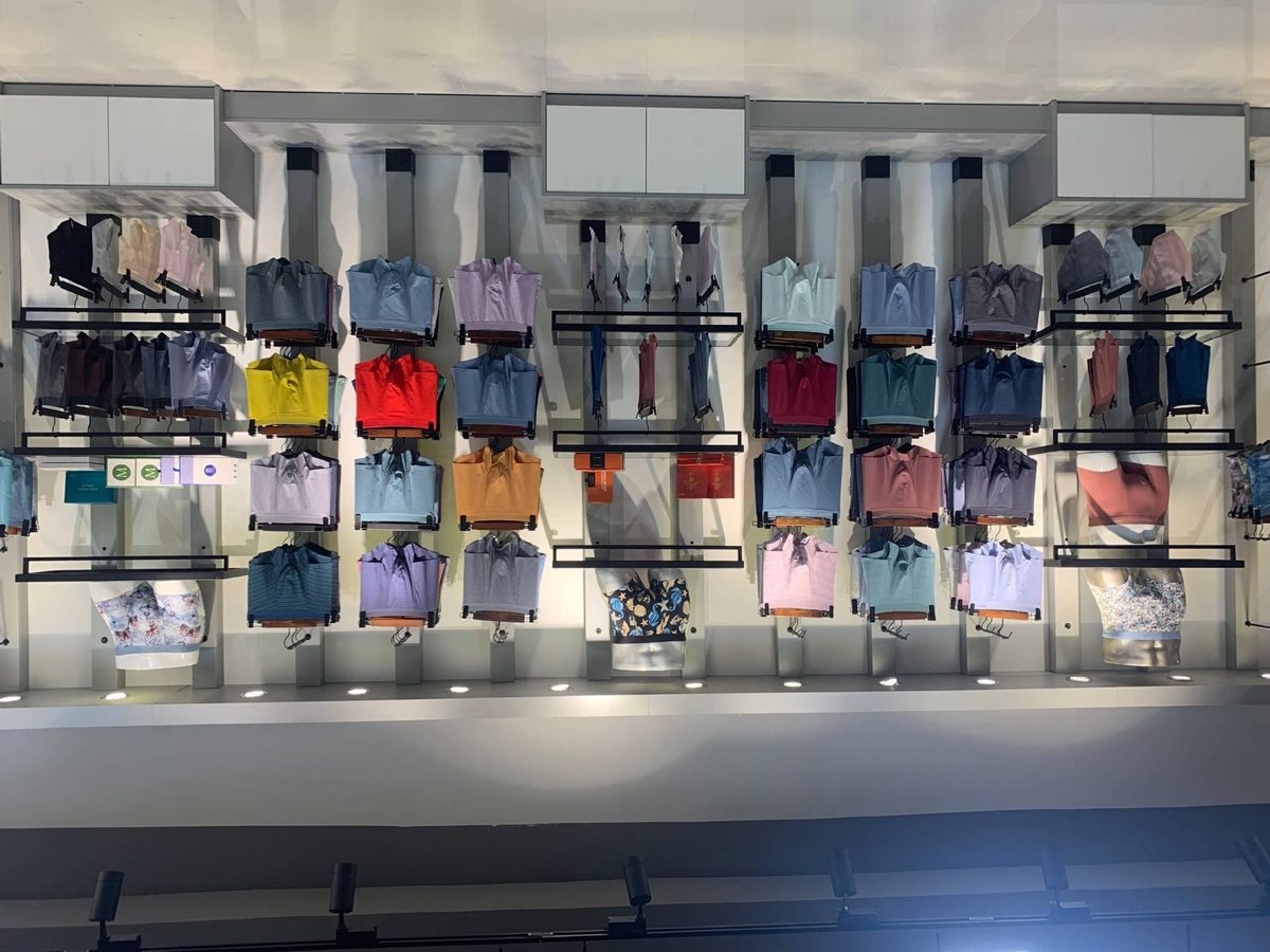 艺丰服饰展厅：面料与成品陈列